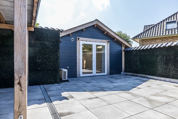 Foto - Te koop: Een woning voor de toekomst met een energielabel van A+++ met een multifunctionele ruimte      (ca 25 m2) en tuin met eiken overkapping en grote eiken carport in het Heuvelland.